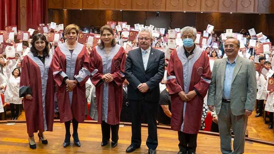 XIII Imposición del Mandil Blanco marca el inicio de la formación profesional en Ciencias Farmacéuticas y Bioquímicas