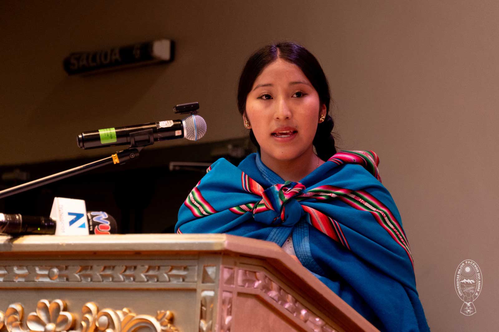 Karen, la estudiante que cada día viaja de Viacha para cumplir su sueño de ser médica